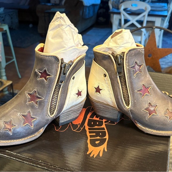 Freebird Women's Star-Embellished Ankle Boots - Brown. New with dust bag & box - Picture 2 of 5